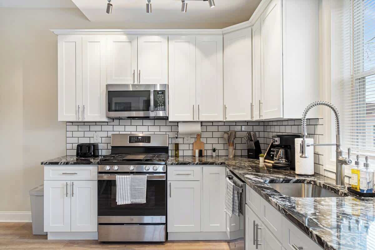 冷蔵庫、電子レンジ、オーブン、コンロ