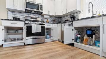 Jääkaappi, mikroaaltouuni, uuni, liesi