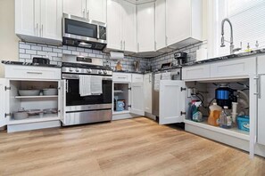 Frigorífico, microondas, horno y placa de cocina