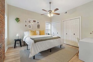 4 Schlafzimmer, Schreibtisch, Bügeleisen/Bügelbrett, WLAN