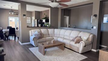 Una televisión, una chimenea