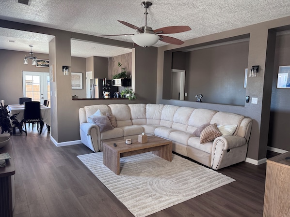 TV, fireplace - Superb 3-bedroom comfy home located in albuquerque
gated community (Albuquerque)