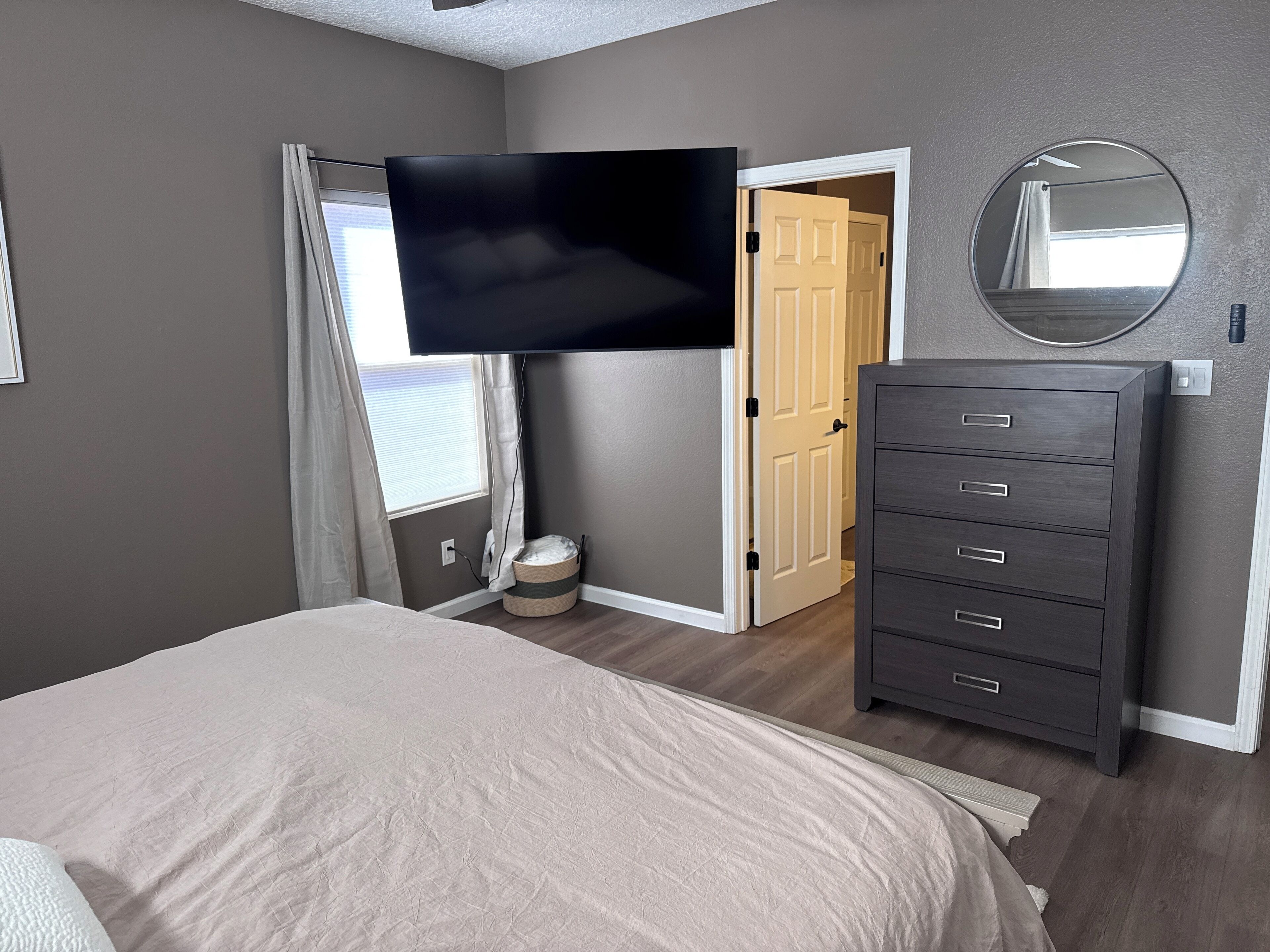 Tabla de planchar con plancha, wifi, ropa de cama