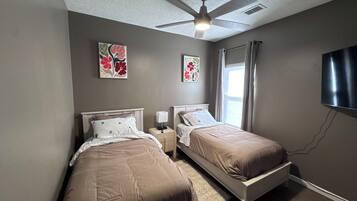 Tabla de planchar con plancha, wifi, ropa de cama