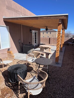 Outdoor dining - Superb 3-bedroom comfy home located in albuquerque
gated community (Albuquerque)