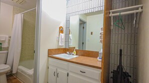 Serviettes fournies, savon, papier toilette