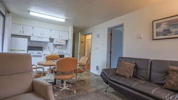 Télévision, table de tennis de table, livres