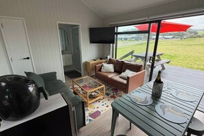 Smart TV - Sunny modern tiny home - 1 min walk to beach (Waiotahe)