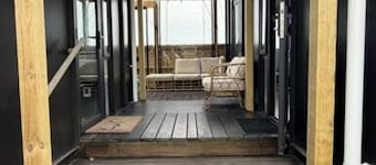 Sunny modern tiny home - 1 min walk to beach