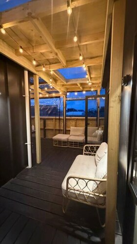 Sunny modern tiny home - 1 min walk to beach