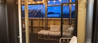 Sunny modern tiny home - 1 min walk to beach