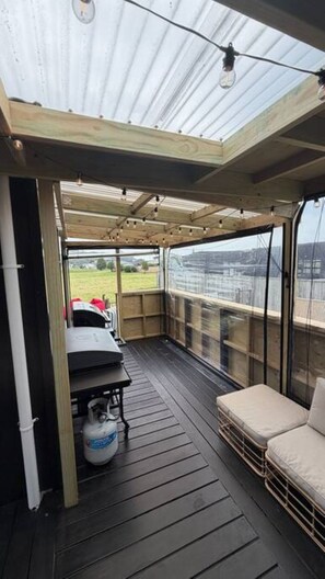 Property grounds - Sunny modern tiny home - 1 min walk to beach (Waiotahe)