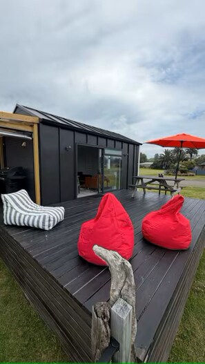 Outdoor dining - Sunny modern tiny home - 1 min walk to beach (Waiotahe)