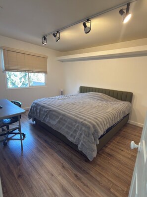 Escritorio, wifi gratis y ropa de cama 