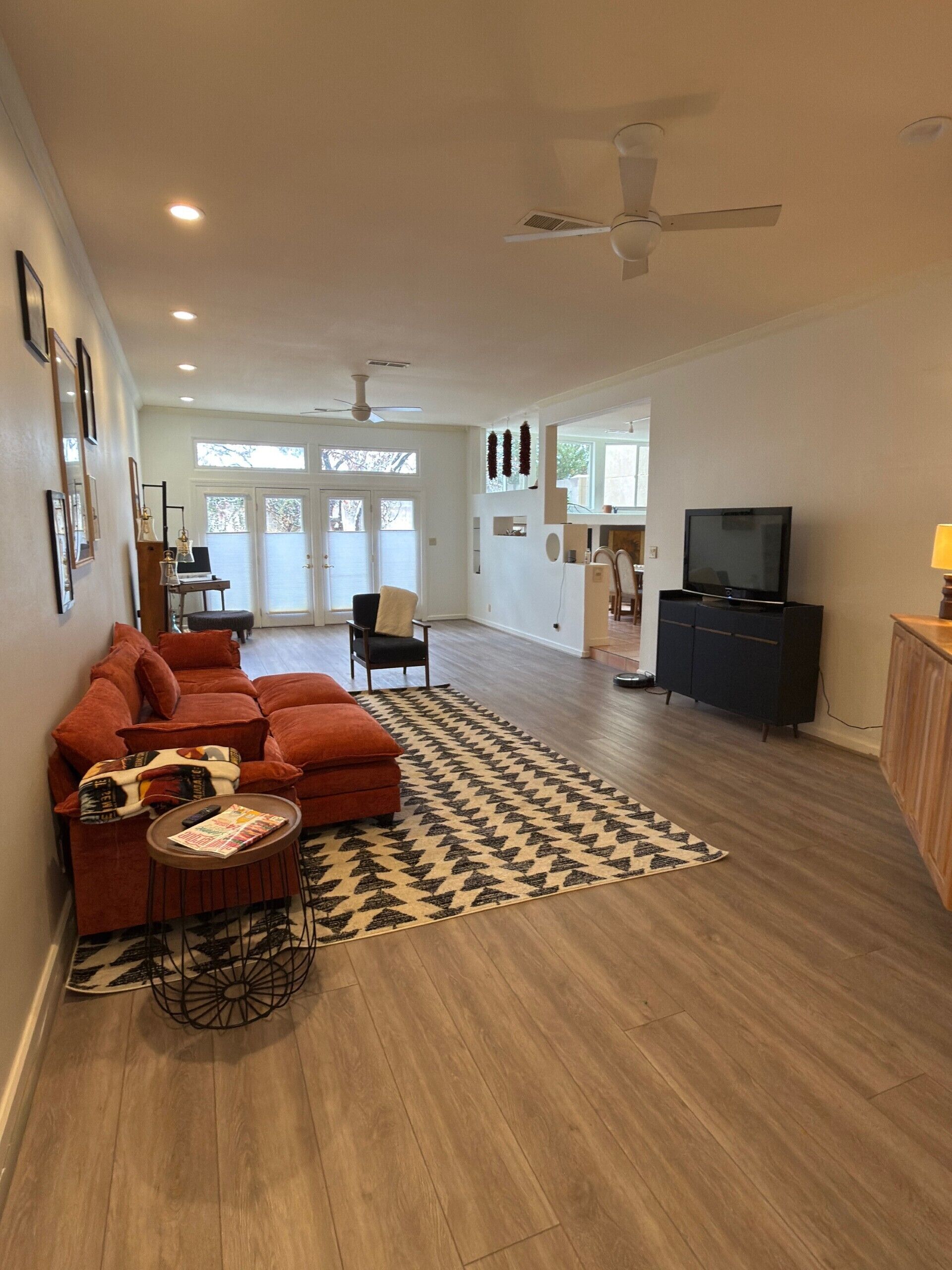 Smart TV, fireplace, DVD player