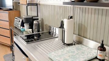 Refrigerador, microondas, parrilla de estufa y cafetera y tetera