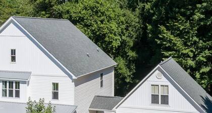 Private Pet-Friendly Studio Near I-77 & Downtown