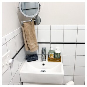 Hårtørrer, håndklæder, Sæbe, Toiletpapir