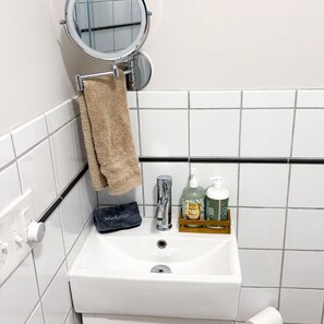 Secadora de cabello, toallas, jabón, papel de baño 