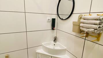 Een douche, een haardroger, handdoeken, zeep