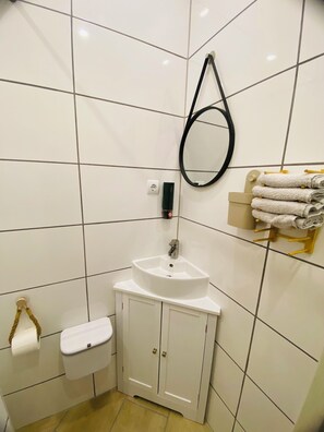 Suihku, hiustenkuivaaja, pyyhkeet, saippua