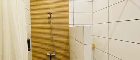 Dusche, Haartrockner, HandtĂŒcher, Seife