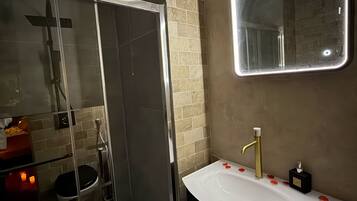 Suihku, pyyhkeet, saippua, vessapaperi