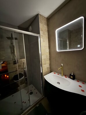 Dusche, Handtücher, Seife, Toilettenpapier