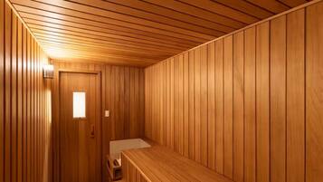 Una sauna con paredes de madera y un banco.