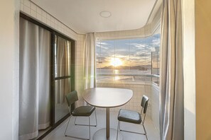 Dining - Apartamento Deluxe Novo  (Santos)