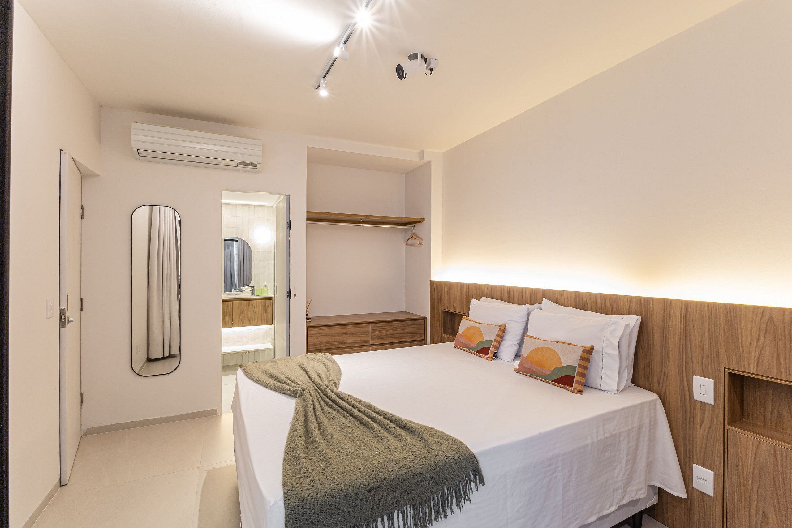 Apartment | Egyptian cotton sheets, premium bedding, memory foam beds, in-room safe