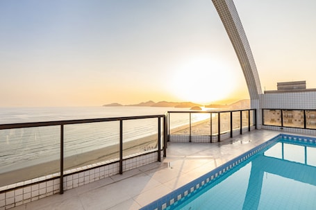 Una piscina al aire libre. Apartamento Deluxe Novo