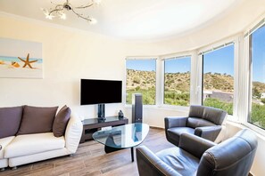 Télévision, chaîne hi-fi, espaces bureaux