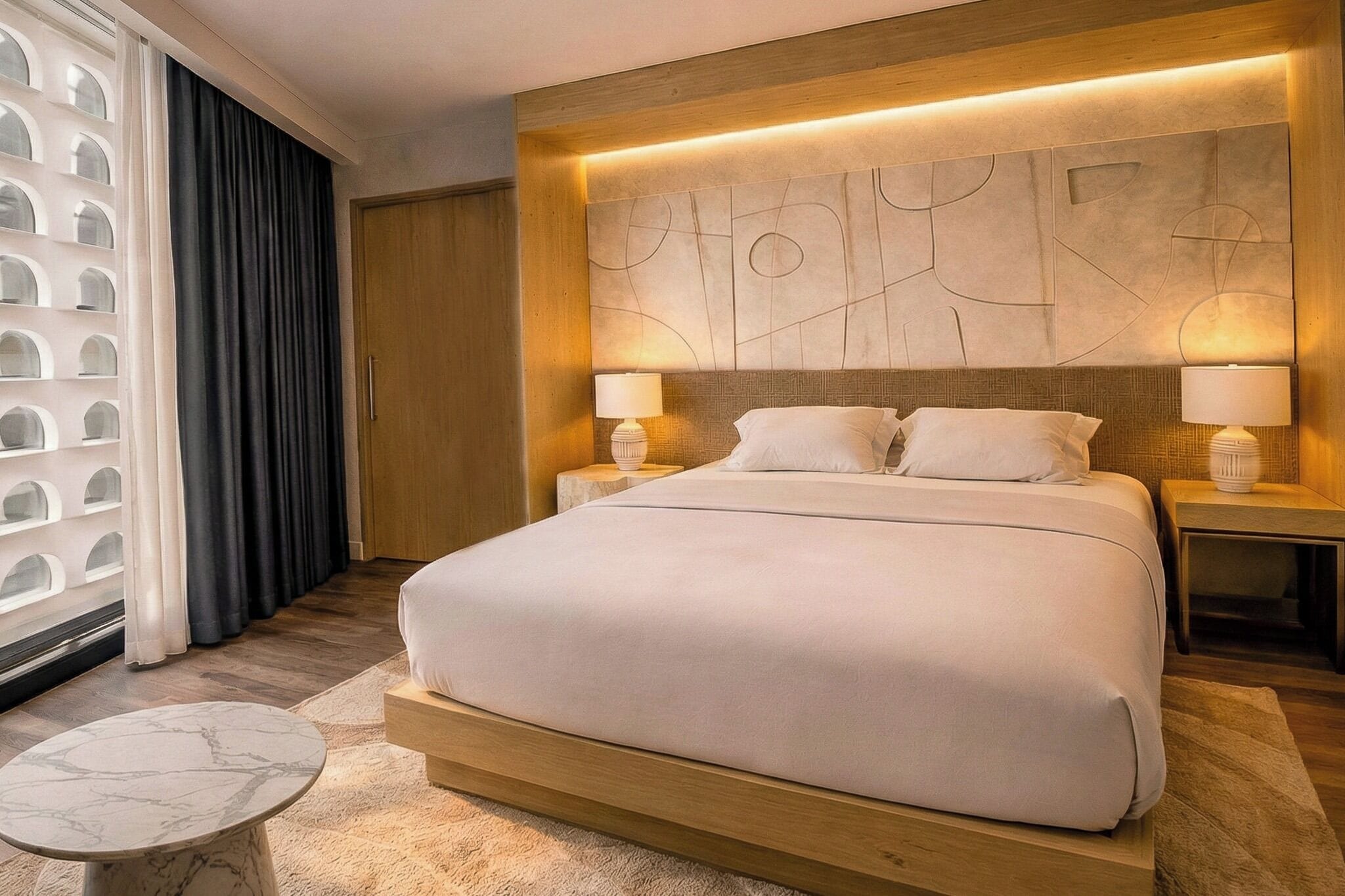 객실 내 금고, 책상, 노트북 작업 공간, 암막 커튼