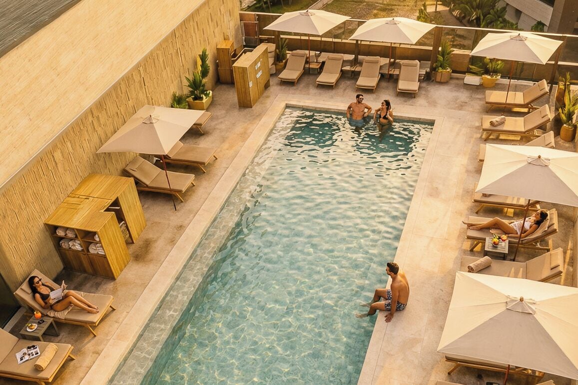 室外游泳池，提供遮陽小屋 (付費)和泳池遮陽傘