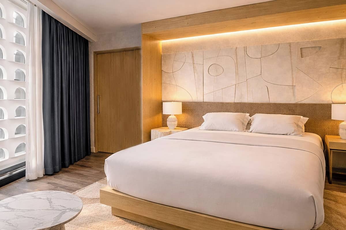 Standard Room, 1 King Bed | In-room safe, desk, laptop workspace, blackout drapes