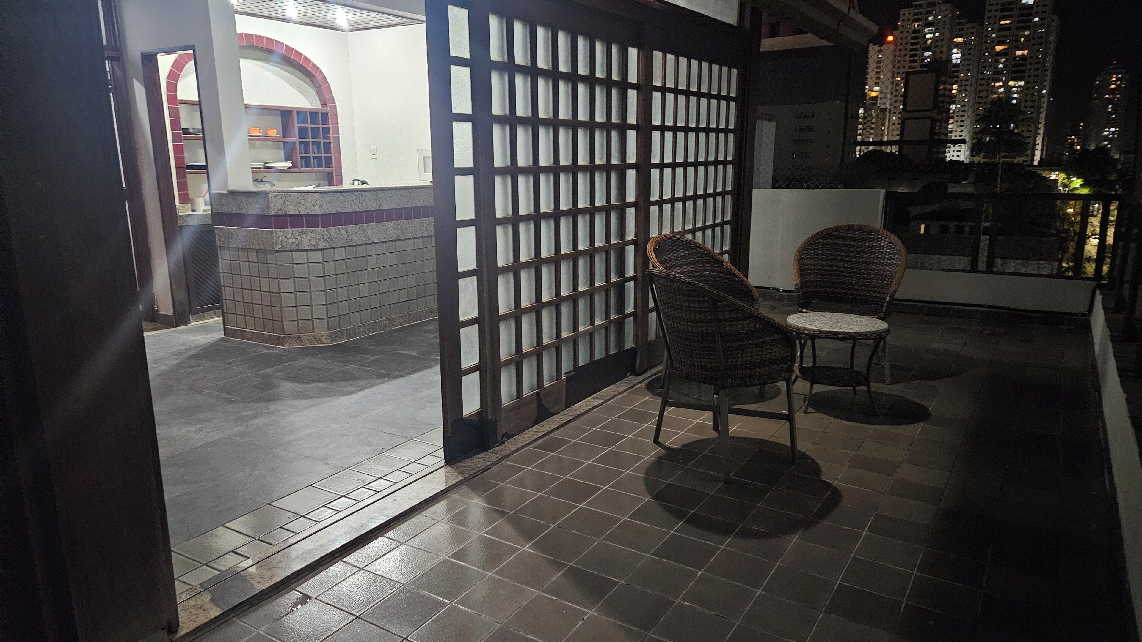 Studio tiện nghi đơn giản | Hiên