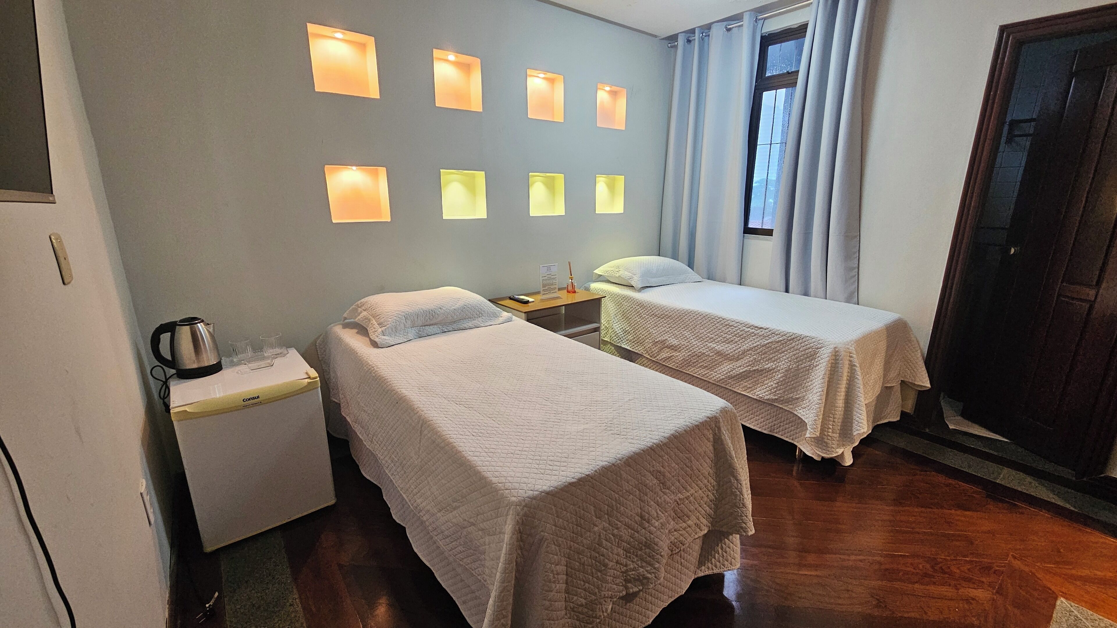 Quarto básico | Espaço de trabalho para notebook, Wi-Fi de cortesia