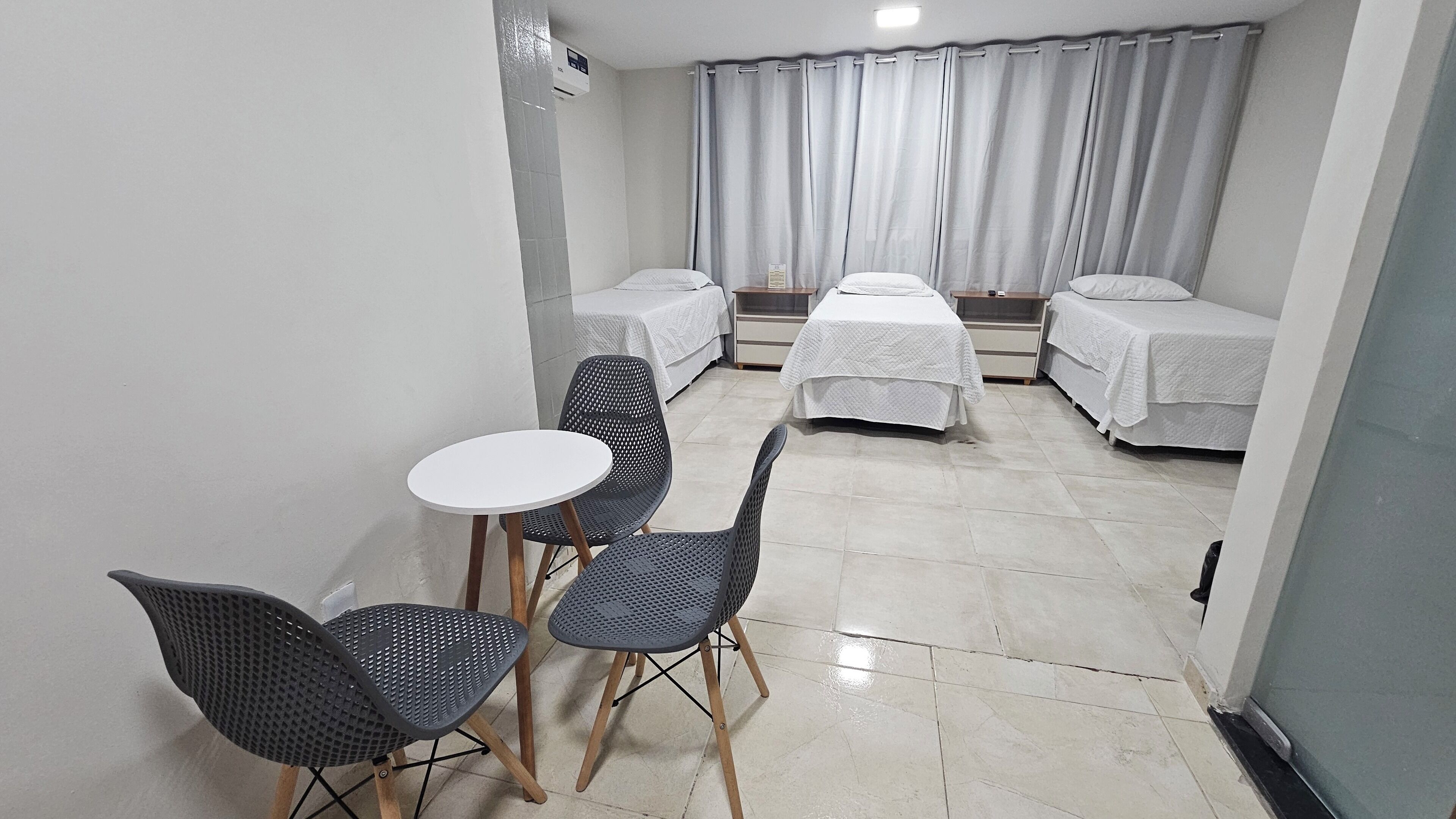 Standard Room | Laptop workspace, free WiFi