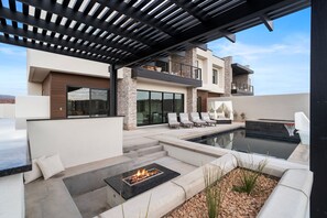 Pool - Coastal Isle Luxury Retreat (Washington)