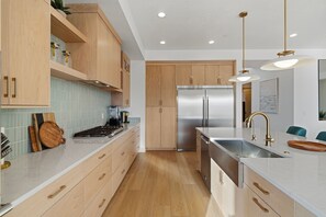 Réfrigérateur, four à micro-ondes, un four, surface de cuisson