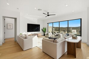 TV, table football, offices - Coastal Isle Luxury Retreat (Washington)