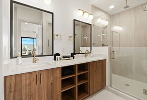 Shower, hair dryer, towels, shampoo - Coastal Isle Luxury Retreat (Washington)