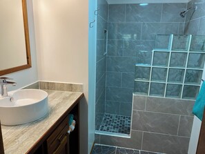 Shower, hair dryer, towels, soap - Driftwood Gardens Guesthouse: Spacious, fully-equipped 2 bedroom value apartment (Placencia)