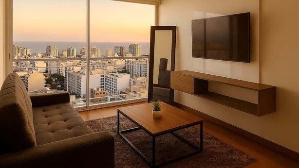 Una sala moderna con un ventanal grande, un sofá, una mesa de centro, un televisor y un espejo.
