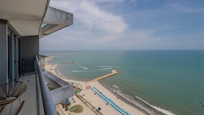 A balcony with a view of a beach and ocean. - 2703 Morros City (Cartagena)