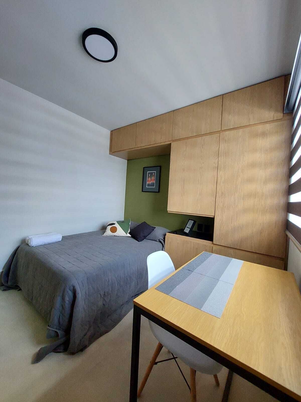Estudio Confort, 1 cama matrimonial | Escritorio y espacio para trabajar con laptop 