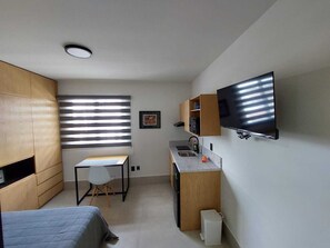 Comfort Studio, 1 Double Bed | Desk, laptop workspace, iron/ironing board, free WiFi - Toledo Suites Chapultepec (Guadalajara)