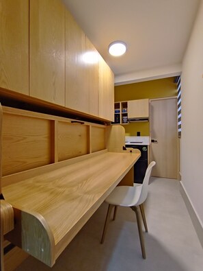 Økonomirom, 1 enkeltseng | Skrivebord, skrivebord for bærbar PC og strykejern/-brett