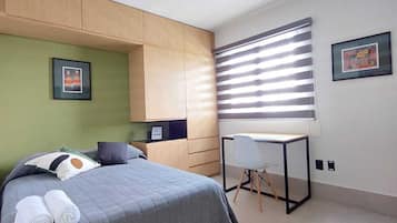 Studio – comfort, 1 dobbeltseng | Skrivebord, skrivebord for bærbar PC og strykejern/-brett